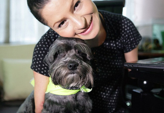 صور وفيديو فنانة مبدعة بدون ذراعين ولا ساقين اذهلت العالم صورة رقم 6