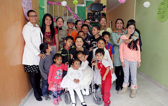 صور وفيديو فنانة مبدعة بدون ذراعين ولا ساقين اذهلت العالم صورة رقم 19