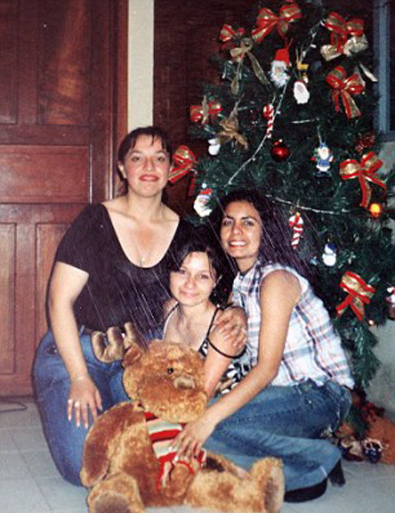 صور وفيديو فنانة مبدعة بدون ذراعين ولا ساقين اذهلت العالم صورة رقم 17