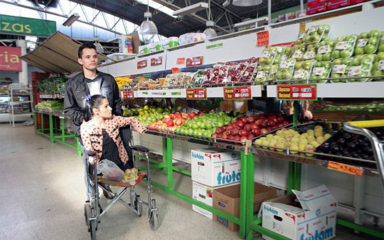 صور وفيديو فنانة مبدعة بدون ذراعين ولا ساقين اذهلت العالم صورة رقم 11