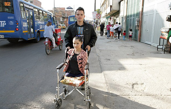 صور وفيديو فنانة مبدعة بدون ذراعين ولا ساقين اذهلت العالم صورة رقم 13