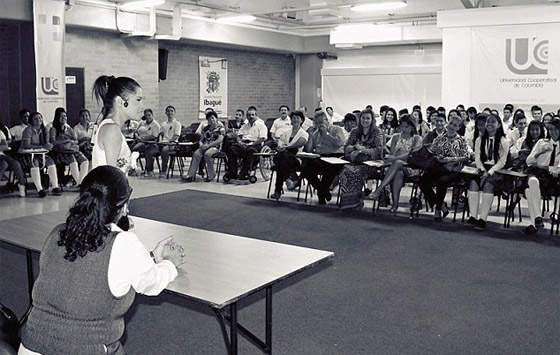 صور وفيديو فنانة مبدعة بدون ذراعين ولا ساقين اذهلت العالم صورة رقم 14