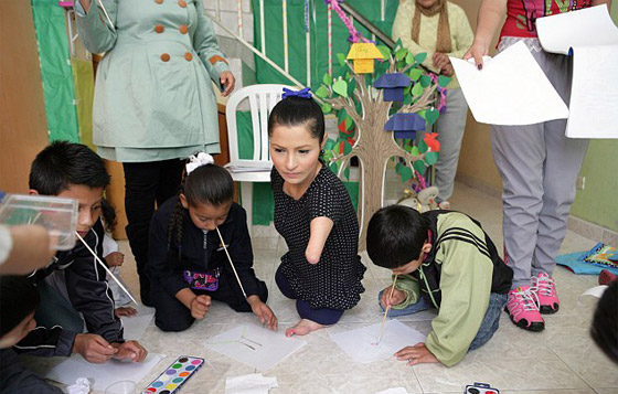 صور وفيديو فنانة مبدعة بدون ذراعين ولا ساقين اذهلت العالم صورة رقم 1