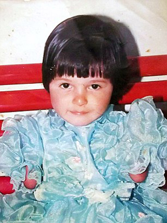 صور وفيديو فنانة مبدعة بدون ذراعين ولا ساقين اذهلت العالم صورة رقم 22