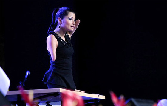 صور وفيديو فنانة مبدعة بدون ذراعين ولا ساقين اذهلت العالم صورة رقم 12