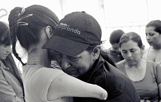 صور وفيديو فنانة مبدعة بدون ذراعين ولا ساقين اذهلت العالم صورة رقم 15