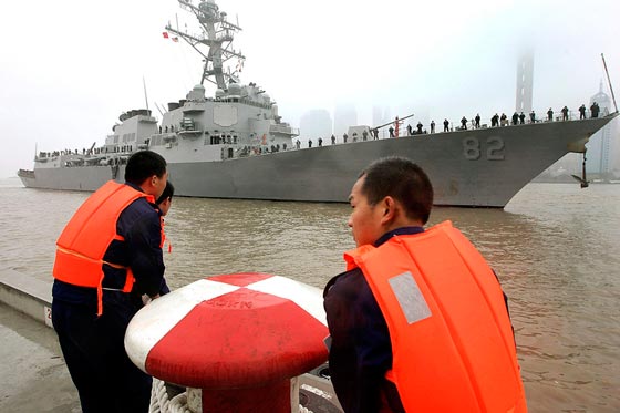 سفينة حربية امريكية تستفز البحر الصيني ومدمراته المقاتلة صورة رقم 1