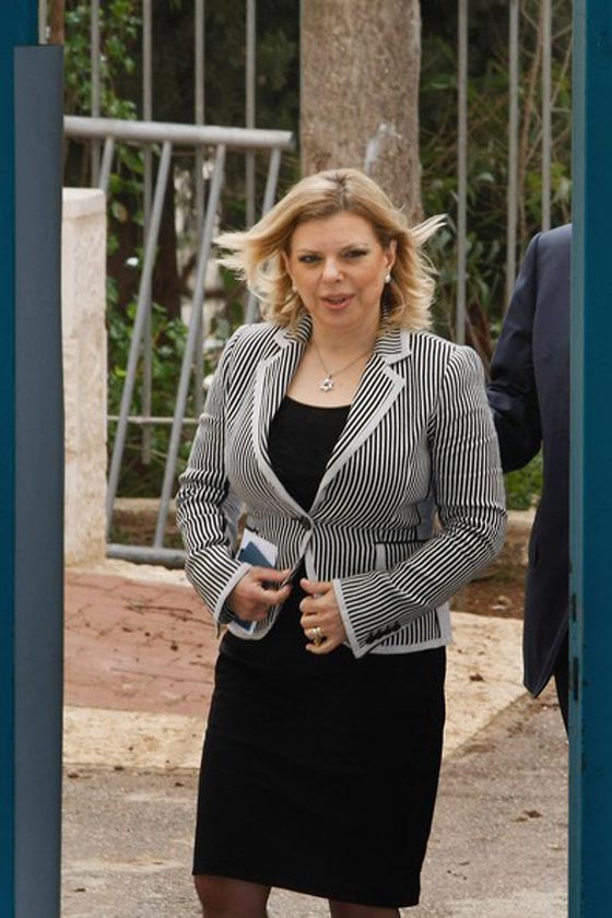 الوجه الحقيقي لزوجة نتنياهو.. عصبية وتثيرها ابسط التصرفات صورة رقم 12