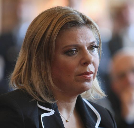 الوجه الحقيقي لزوجة نتنياهو.. عصبية وتثيرها ابسط التصرفات صورة رقم 14