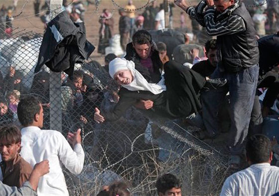 الاتراك يصدمون النازحين السوريين بجدار طويل فاصل صورة رقم 3