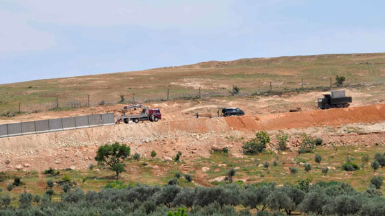 الاتراك يصدمون النازحين السوريين بجدار طويل فاصل صورة رقم 2