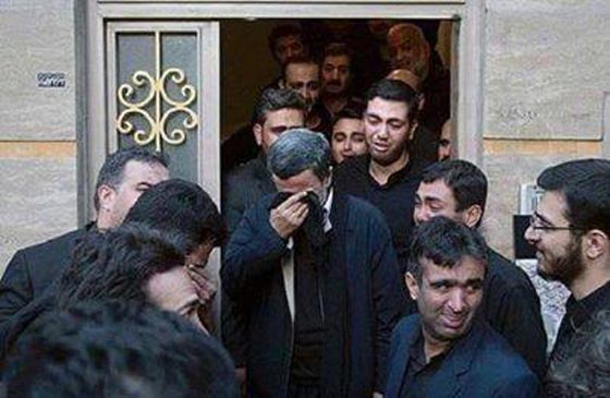 صور مثيرة لاحمدي نجاد يبكي حارسه الشخصي المقتول في سوريا صورة رقم 2 صور مثيرة لاحمدي نجاد يبكي حارسه الشخصي المقتول في سوريا صورة رقم 2
