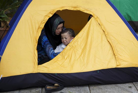 صور نساء مهاجرات يناضلن من اجل مستقبل آمن لاطفالهن صورة رقم 5