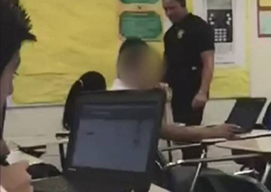 شرطي امريكي يقتحم غرفة تدريس ويسحب طالبة منها بالقوة!! صورة رقم 1 شرطي امريكي يقتحم غرفة تدريس ويسحب طالبة منها بالقوة!! صورة رقم 1