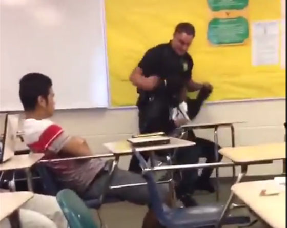 شرطي امريكي يقتحم غرفة تدريس ويسحب طالبة منها بالقوة!! صورة رقم 2 شرطي امريكي يقتحم غرفة تدريس ويسحب طالبة منها بالقوة!! صورة رقم 2