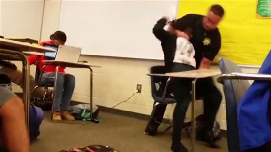 شرطي امريكي يقتحم غرفة تدريس ويسحب طالبة منها بالقوة!! صورة رقم 3 شرطي امريكي يقتحم غرفة تدريس ويسحب طالبة منها بالقوة!! صورة رقم 3