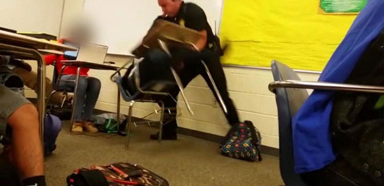 شرطي امريكي يقتحم غرفة تدريس ويسحب طالبة منها بالقوة!! صورة رقم 4 شرطي امريكي يقتحم غرفة تدريس ويسحب طالبة منها بالقوة!! صورة رقم 4