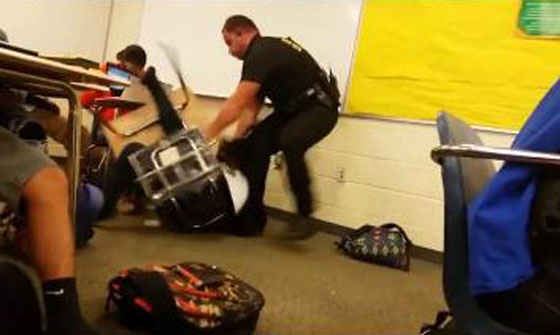 شرطي امريكي يقتحم غرفة تدريس ويسحب طالبة منها بالقوة!! صورة رقم 5 شرطي امريكي يقتحم غرفة تدريس ويسحب طالبة منها بالقوة!! صورة رقم 5