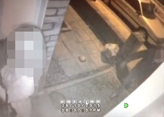 لحظات مرعبة..شاهد كيف انقض مجهول على شابة بريطانية غافلة صورة رقم 1