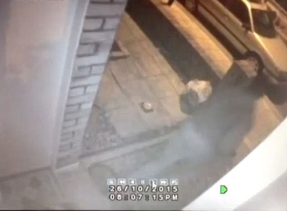 لحظات مرعبة..شاهد كيف انقض مجهول على شابة بريطانية غافلة صورة رقم 4