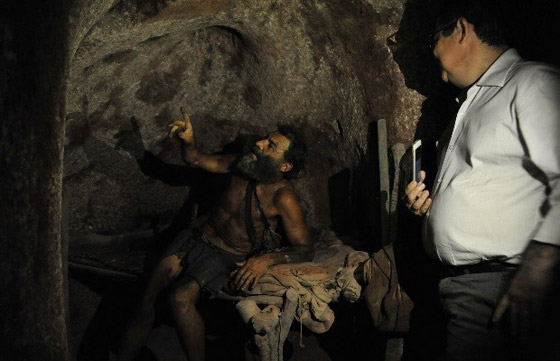 رجل الحُفرة البرازيلي.. لم يغتسل منذ ربع قرن ويشبه احمدي نجادي صورة رقم 4