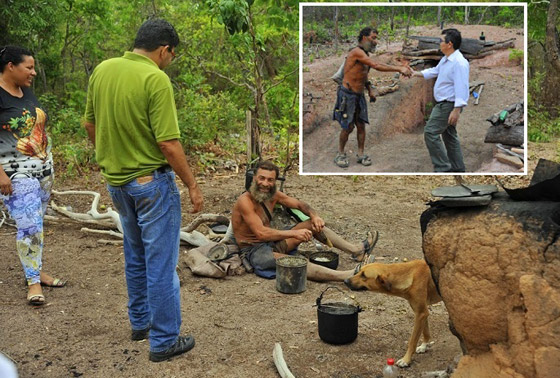 رجل الحُفرة البرازيلي.. لم يغتسل منذ ربع قرن ويشبه احمدي نجادي صورة رقم 5