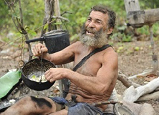 رجل الحُفرة البرازيلي.. لم يغتسل منذ ربع قرن ويشبه احمدي نجادي صورة رقم 7