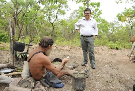 رجل الحُفرة البرازيلي.. لم يغتسل منذ ربع قرن ويشبه احمدي نجادي صورة رقم 8