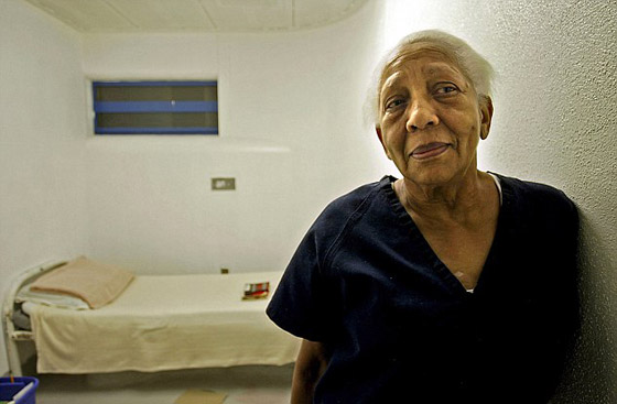  ادمنت سرقة المجوهرات وهي طفلة ونفذت آخرها وهي في سن 85 صورة رقم 3