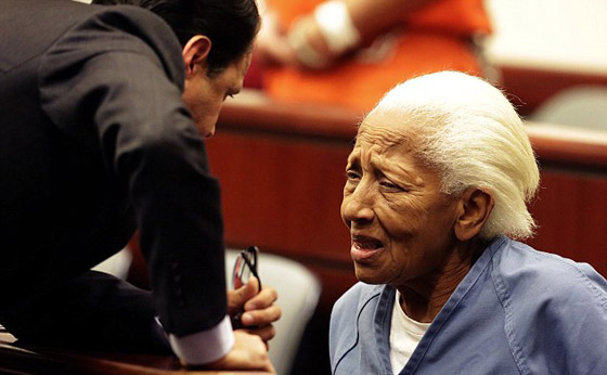  ادمنت سرقة المجوهرات وهي طفلة ونفذت آخرها وهي في سن 85 صورة رقم 4