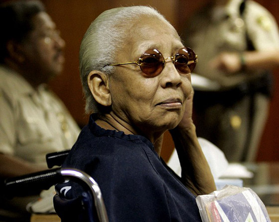  ادمنت سرقة المجوهرات وهي طفلة ونفذت آخرها وهي في سن 85 صورة رقم 5