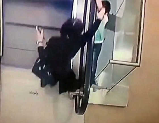 نجاة طفلة باعجوبة بعد سقوطها من الطابق الثالث صورة رقم 1 نجاة طفلة باعجوبة بعد سقوطها من الطابق الثالث صورة رقم 1