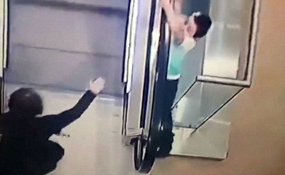 نجاة طفلة باعجوبة بعد سقوطها من الطابق الثالث صورة رقم 3 نجاة طفلة باعجوبة بعد سقوطها من الطابق الثالث صورة رقم 3