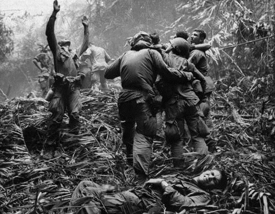 لقطات خالدة من الحرب الفيتنامية.. بينها صورة لطفلة كاد يحرقها النابالم صورة رقم 8