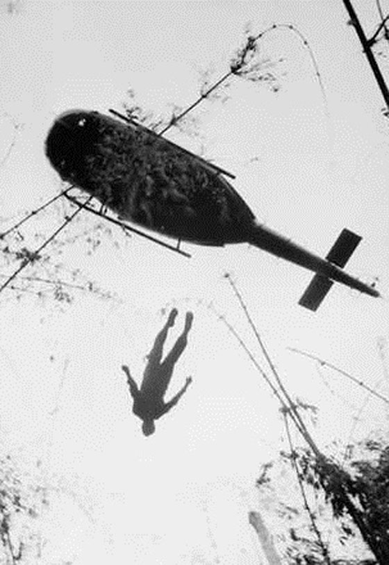 لقطات خالدة من الحرب الفيتنامية.. بينها صورة لطفلة كاد يحرقها النابالم صورة رقم 3