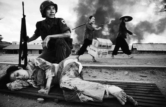 لقطات خالدة من الحرب الفيتنامية.. بينها صورة لطفلة كاد يحرقها النابالم صورة رقم 4