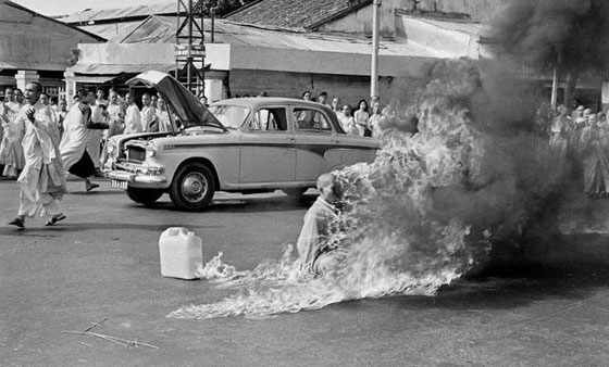 لقطات خالدة من الحرب الفيتنامية.. بينها صورة لطفلة كاد يحرقها النابالم صورة رقم 5