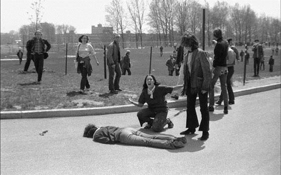 لقطات خالدة من الحرب الفيتنامية.. بينها صورة لطفلة كاد يحرقها النابالم صورة رقم 7