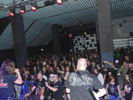 مقتل 27 شخصا واصابة العشرات بانفجار في ملهى ليلي بوخارست صورة رقم 1