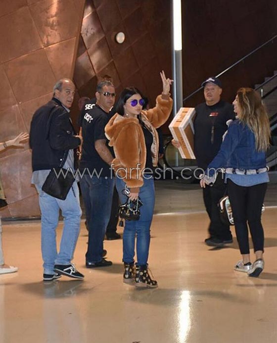 صور هيفاء وهبي باطلالات متنوعة: جاكيت دبدوب، بنطلون جينز ممزق وحقائب ثمينة جدا صورة رقم 5