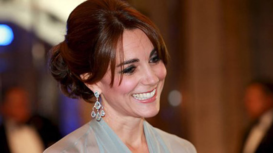 صور الاميرة كيت ميدلتون تكسر القواعد الملكية بثوب شفاف صورة رقم 2 صور الاميرة كيت ميدلتون تكسر القواعد الملكية بثوب شفاف صورة رقم 2