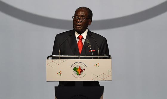 تعثر زعيم زيمبابوي المسن امام الجمهور يجدد الجدل حول لياقته للحكم صورة رقم 1 تعثر زعيم زيمبابوي المسن امام الجمهور يجدد الجدل حول لياقته للحكم صورة رقم 1