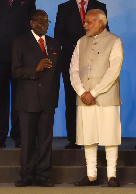 تعثر زعيم زيمبابوي المسن امام الجمهور يجدد الجدل حول لياقته للحكم صورة رقم 2 تعثر زعيم زيمبابوي المسن امام الجمهور يجدد الجدل حول لياقته للحكم صورة رقم 2