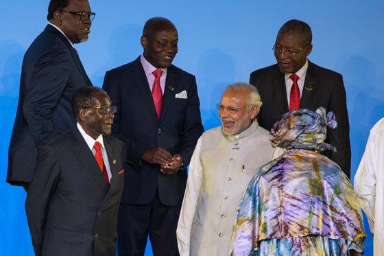 تعثر زعيم زيمبابوي المسن امام الجمهور يجدد الجدل حول لياقته للحكم صورة رقم 3 تعثر زعيم زيمبابوي المسن امام الجمهور يجدد الجدل حول لياقته للحكم صورة رقم 3