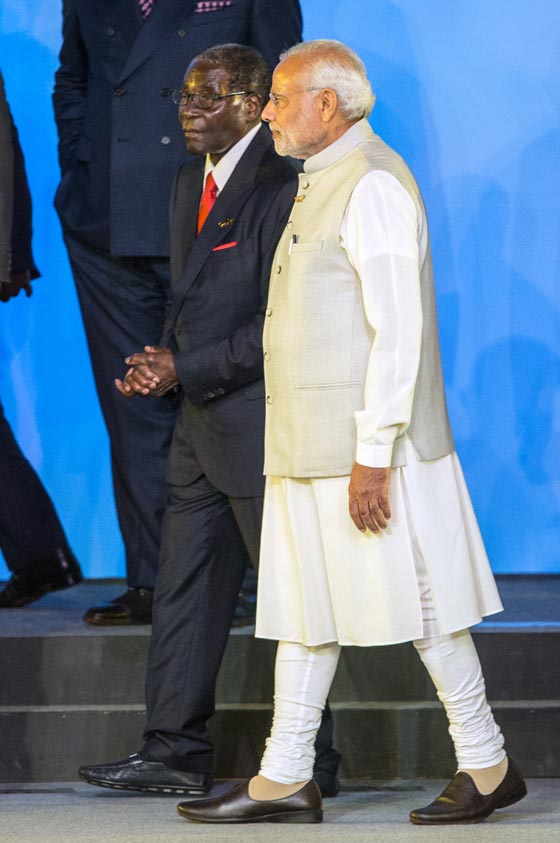 تعثر زعيم زيمبابوي المسن امام الجمهور يجدد الجدل حول لياقته للحكم صورة رقم 4 تعثر زعيم زيمبابوي المسن امام الجمهور يجدد الجدل حول لياقته للحكم صورة رقم 4