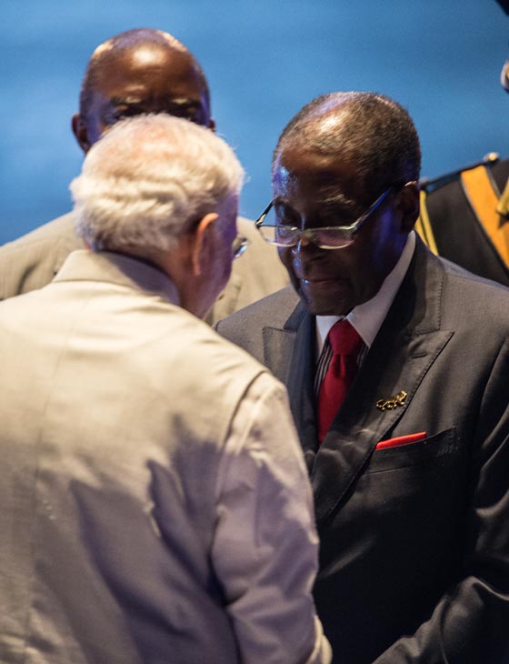 تعثر زعيم زيمبابوي المسن امام الجمهور يجدد الجدل حول لياقته للحكم صورة رقم 5 تعثر زعيم زيمبابوي المسن امام الجمهور يجدد الجدل حول لياقته للحكم صورة رقم 5