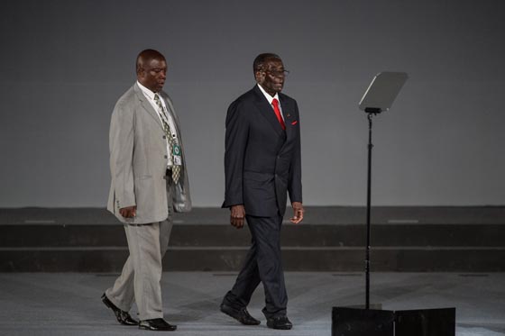 تعثر زعيم زيمبابوي المسن امام الجمهور يجدد الجدل حول لياقته للحكم صورة رقم 6 تعثر زعيم زيمبابوي المسن امام الجمهور يجدد الجدل حول لياقته للحكم صورة رقم 6