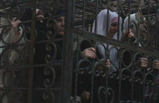 اقفاص بشرية تضم العلويين وجيش النظام في الغوطة دروع لمنع القصف صورة رقم 2