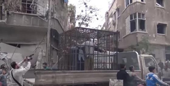 اقفاص بشرية تضم العلويين وجيش النظام في الغوطة دروع لمنع القصف صورة رقم 3