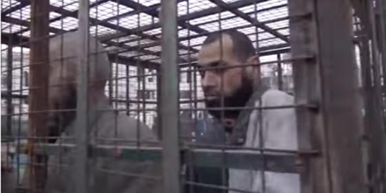 اقفاص بشرية تضم العلويين وجيش النظام في الغوطة دروع لمنع القصف صورة رقم 5